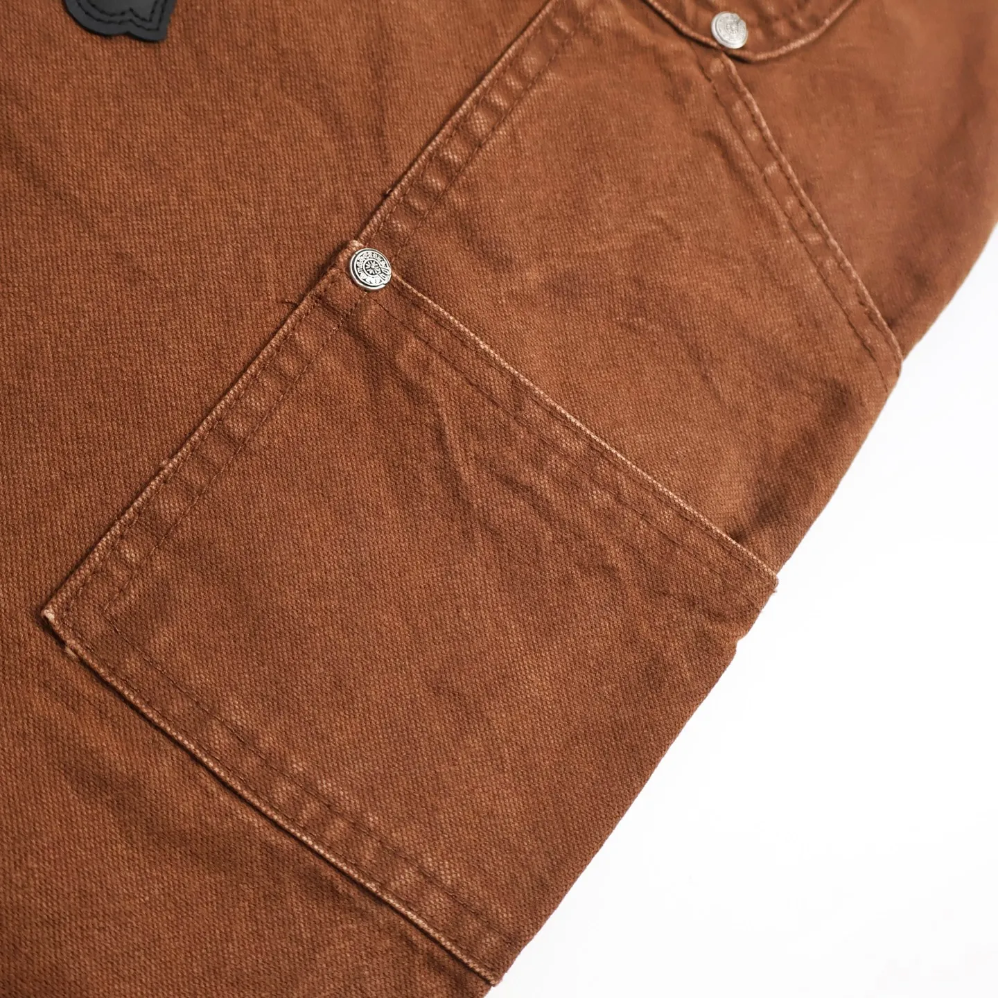 🅿️760 [Exclusive supply] CH Crow Heart Work Jeans are made of twill high-ounce washed denim fabric, exclusive CH-specific logging overalls style (non-Levis Vintage) custom-woven and dyed fabric, and the two-color cross is cowhide + sheepskin (all leather imported from Italy is custom-dyed separately, with consistent texture and no color difference). The stitch length, thread color, and wiring of the car are exactly the same. The inner lining is jacquard, with embroidery on the waist, 925 silver hardware, and heavy-duty washing and manual polishing. Size:30-32-34-36